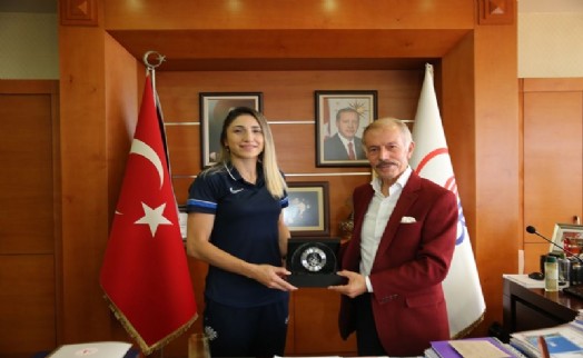 Başkan Aydıner olimpiyat madalyalı Merve Çoban'ı ağırladı