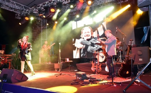 Revival Konserleri'nde sahne alan Ceylan Ertem Beşiktaşlıları coşturdu