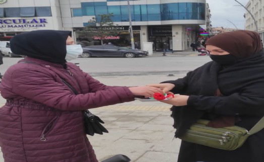 Gelecek Partisi Ümraniyeli kadınlara gül dağıttı