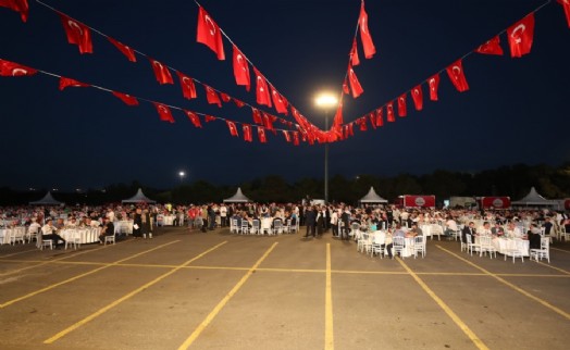 AK Parti zaferin kahramanlarını unutmadı