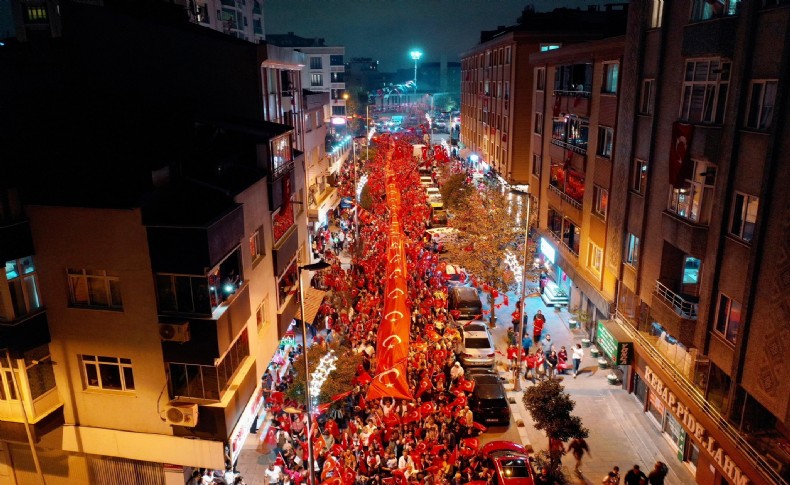 Bayrampaşa’yı 100. yıl coşkusu sardı! Dört bir taraf bayraklarla süslendi