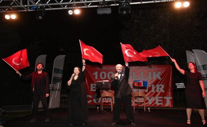 Beşiktaşlılar Cumhuriyet coşkusunu konserde doyasıya yaşadı