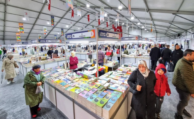 Kitapseverlerden Ümraniye Kitap Fuarı’na yoğun ilgi