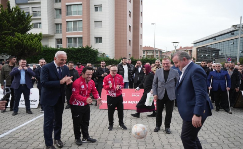 Ümraniye’nin down sendromlu futsal sporcuları özel maçta şampiyonlarla karşılaştı