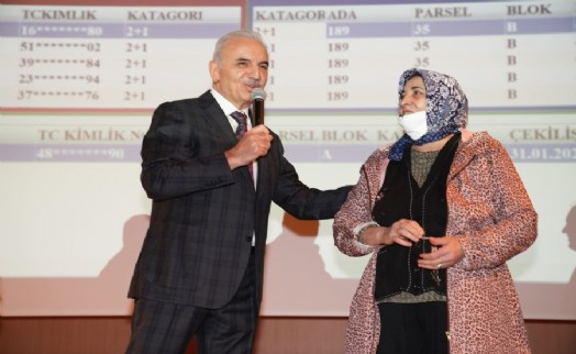 Ümraniye'de 190 aile yeni evlerine kavuştu