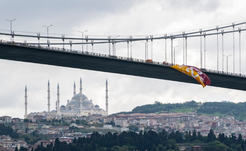 Galatasaray bayrakları İstanbul Boğazı'na asıldı