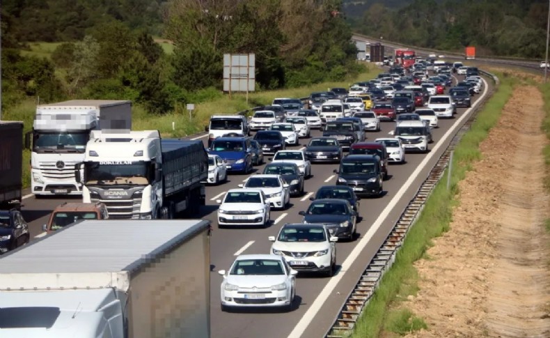 Yollar kilitlendi! Kilometrelerce kuyruk oluştu!