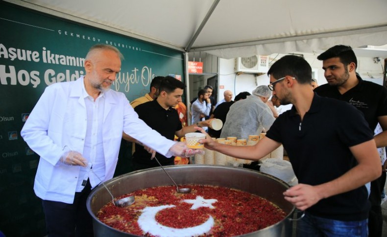 Çekmeköy Belediyesi camiler ve cemevlerinde aşure dağıttı