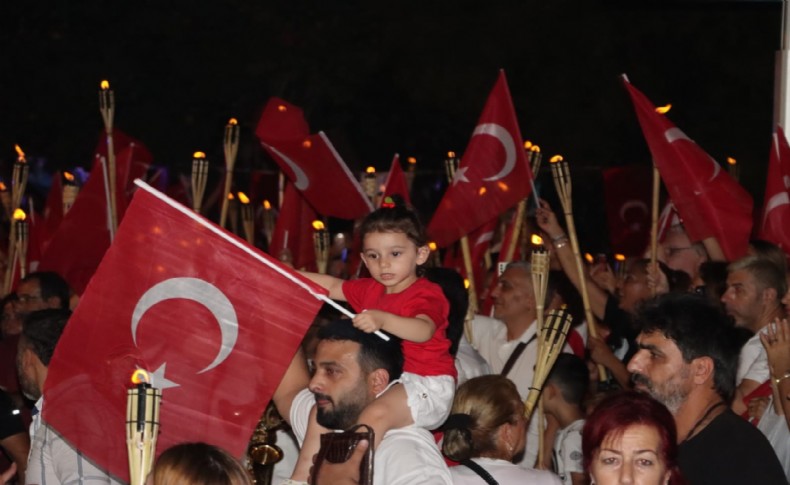 Maltepeliler büyük zafer için ellerinde meşaleler ve bayraklarla yürüdü