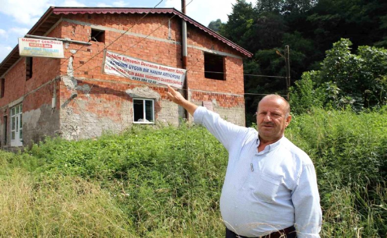 Rize'de eş arayan adam evine pankart astı