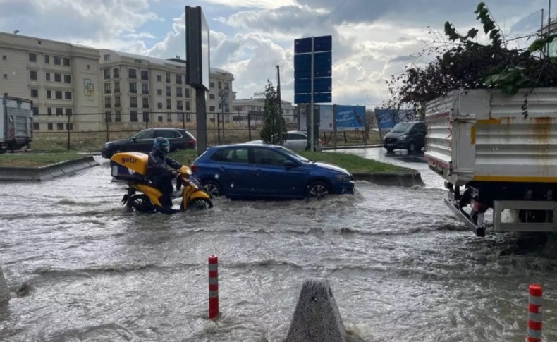 İstanbul’da hayat felç oldu! Yollar göle döndü