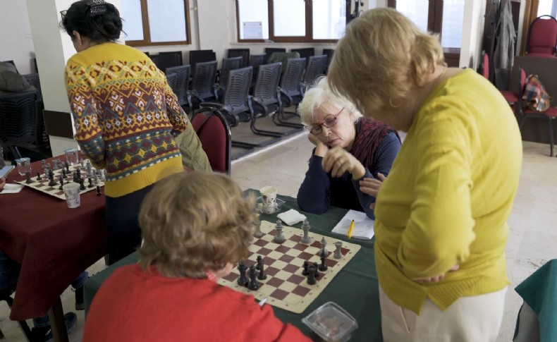 Beşiktaş Belediyesi 65+ Yaşam Ofisi’nden satranç dersleri