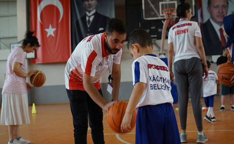 Kağıthane Belediyesi’nden özel çocuklar için yüzme ve basketbol kursu