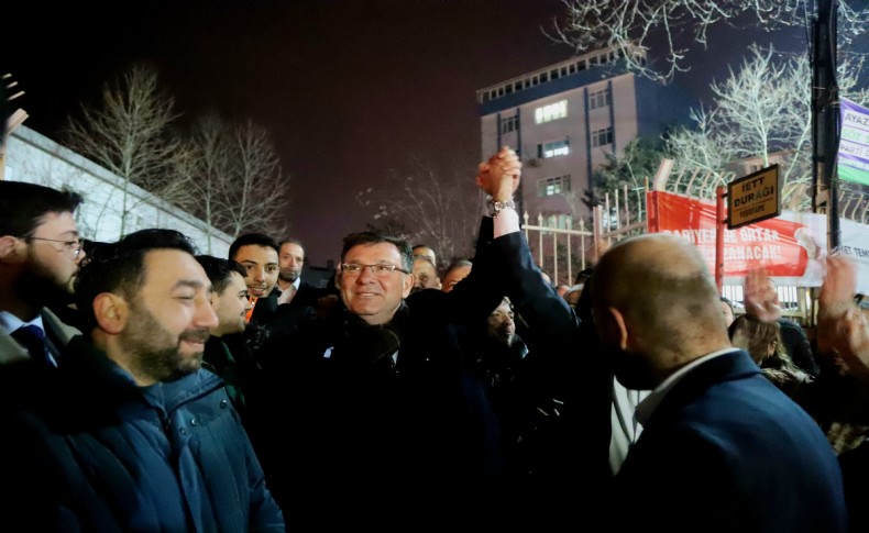 Ayazağalı gençlerden Belediye Başkan Adayı Oktay Aksu’yu coşkuyla karşılama