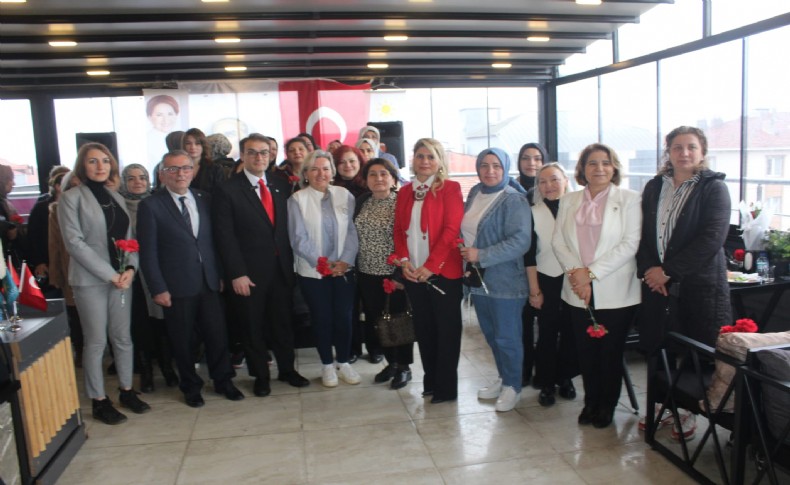 Ümraniyeli kadınlarla buluşan Belediye Başkan Adayı Serkan Yalçın: 'Türk kadını, toplumumuzun en temel taşıdır'