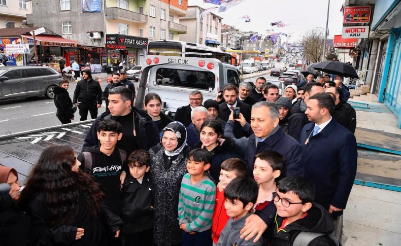 Sancaktepelilerin yoğun ilgisiyle karşılanan Bakan Yerlikaya’dan çocuklara yakın ilgi!